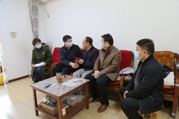 荆平一行慰问陕西地矿区研院有限公司困难职工