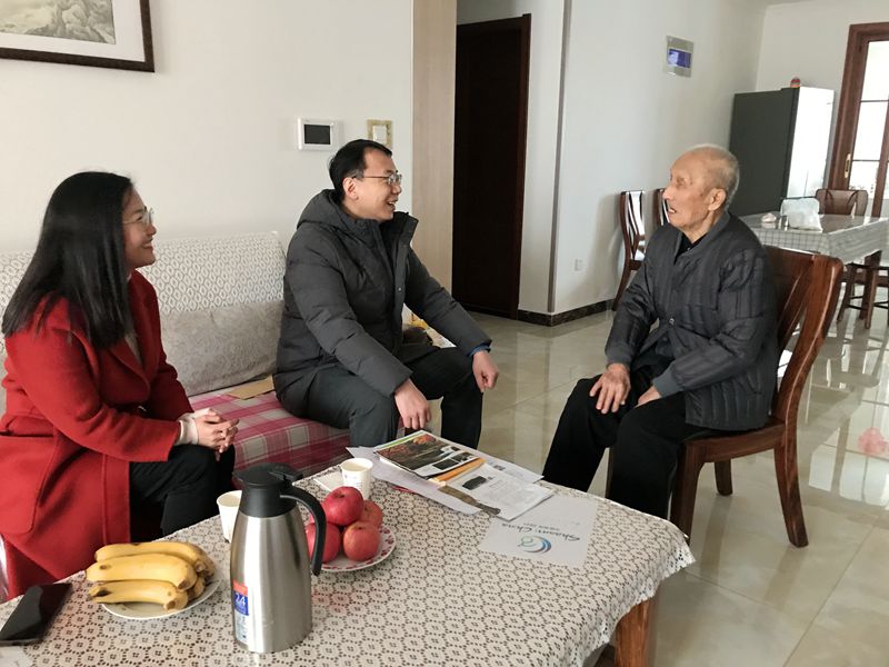 我公司领导春节前夕走访慰问离退休职工及困难职工