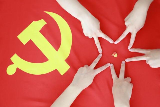 陕西地矿区研院开展“我与党旗合个影，一面旗帜表红心”主题党日活动