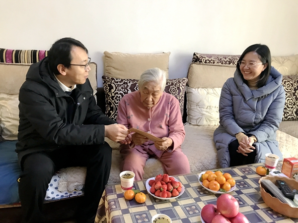 我公司领导春节前夕走访慰问离退休职工及困难职工
