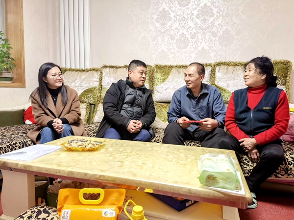 李  刘  慰问  刘喜禄.jpg